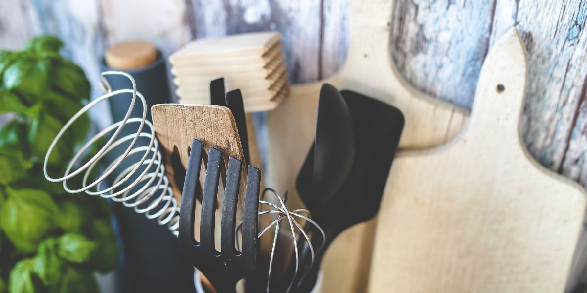 5 rzeczy, których NIGDY nie wolno wkładać do zmywarki (a pewnie to robisz)