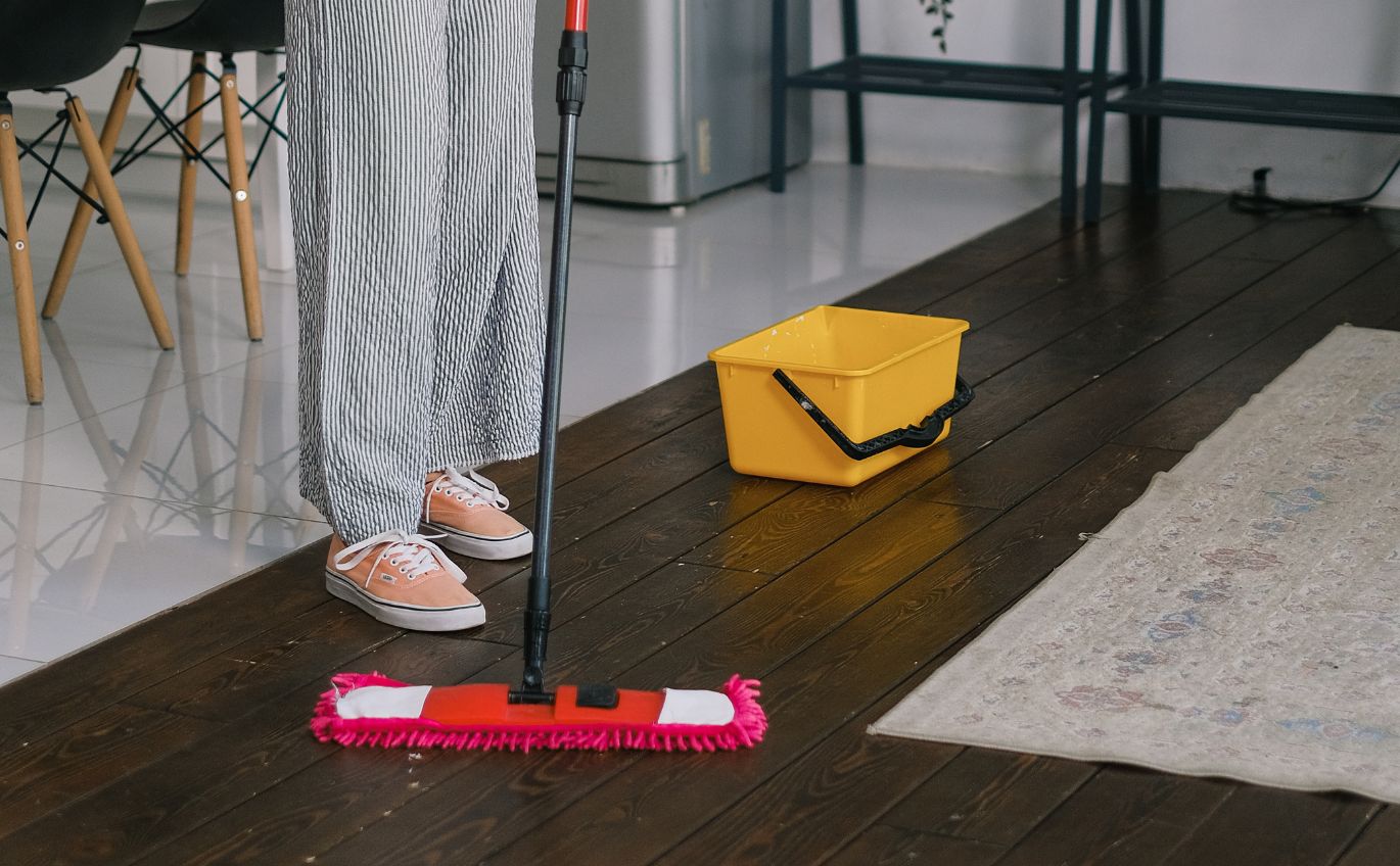 Jak dobrać odpowiedni środek myjący do rodzaju podłogi?