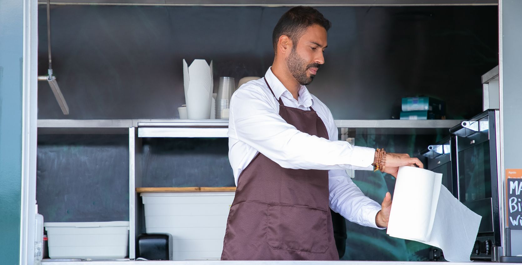 Ręcznik papierowy czy czyściwo? Różnice, zastosowanie i wybór najlepszego rozwiązania