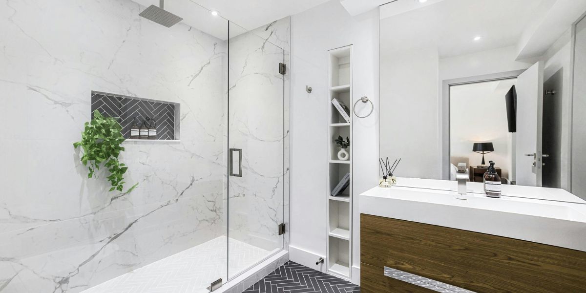 Czarna pleśń pod prysznicem? 3 kroki, by pozbyć się jej na dobre (bez skuwania kafelków)