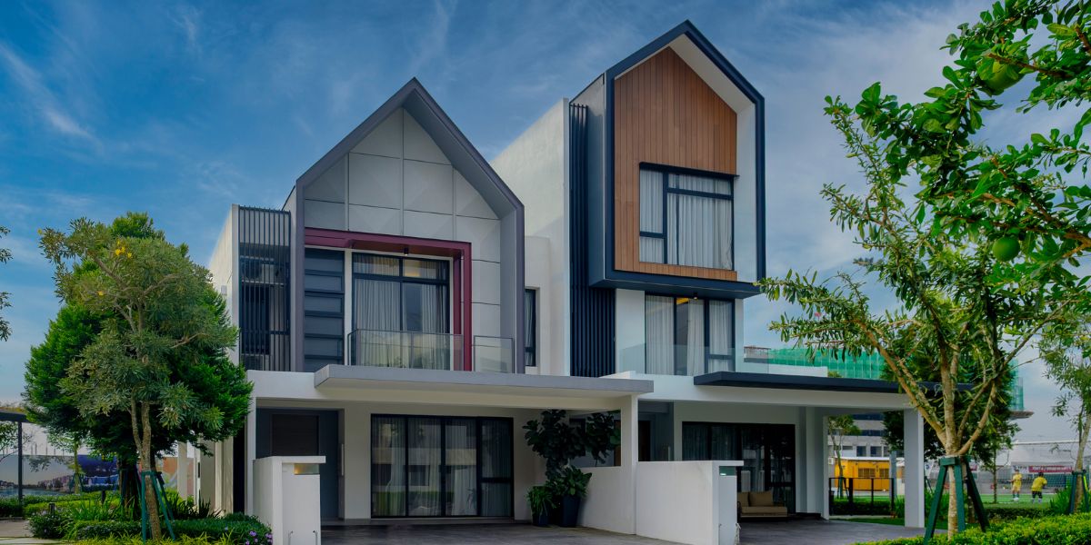 Mycie elewacji z glonów i mchu – jak dobrać chemię do tynku?